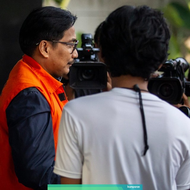 Tersangka kasus dugaan suap distribusi pupuk Bowo Sidik Pangarso berjalan usai menjalani pemeriksaan di gedung KPK, Jakarta, Kamis (27/6). Foto: ANTARA FOTO/Dhemas Reviyanto