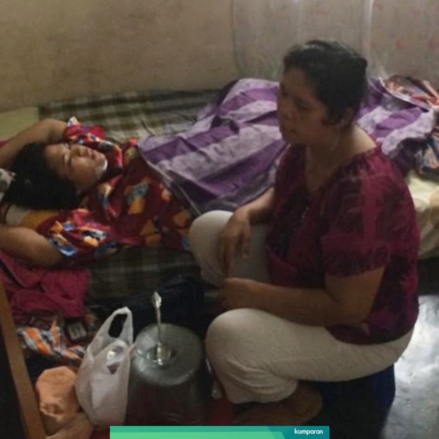 Febri dan ibunya usai pulang menjalani perawatan dari rumah sakit terdekat. Foto: Rahmat Utomo/kumparan