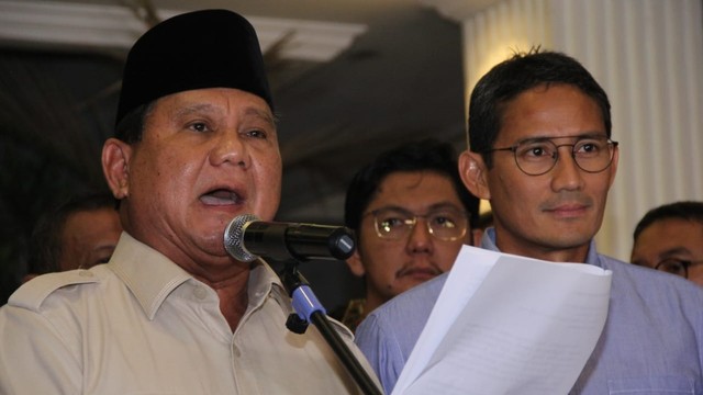 Capres dan Cawapres nomor urut 02, Prabowo Subianto dan Sandiaga Uno menggelar konferensi pers usai keputusan Mahkamah Konstitusi di Jalan Kertanegara IV, Jakarta Selatan, Kamis (27/6). Foto: Nugroho Sejati/kumparan