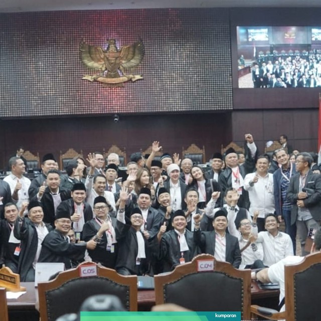 Sesi foto bersama usai sidang Perselisihan Hasil Pemilu Umum 2019 sidang putusan sengketa hasil Pilpres 2019 di Gedung Mahkamah Konstitusi, Jakarta, Kamis, (27/6) Foto: Helmi Afandi/kumparan