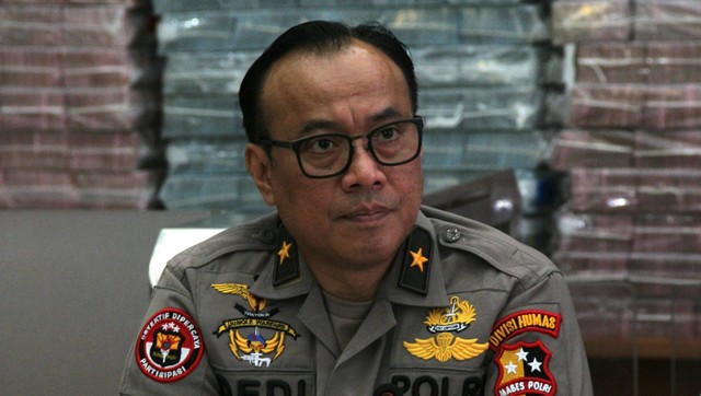 Karopenmas Mabes Polri, Brigjen Pol Dedi Prasetyo saat rilis kasus pengadaan BBM jenis HSD di Bareskrim Mabes Polri, Jakarta, Sabtu (28/6). Foto: Nugroho sejati/kumparan