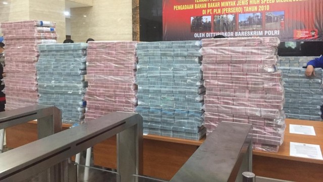 Tumpukan Uang yang Disita Dirtpikor dari kasus Korupsi Pengadaan BBM yang Melibatkan PLN. Foto: Reki Febrian/kumparan