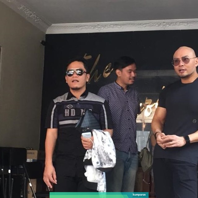 Deddy Corbuzier dan Gus Miftah sebelum berangkat salat Jumat Foto: Giovanni/kumparan
