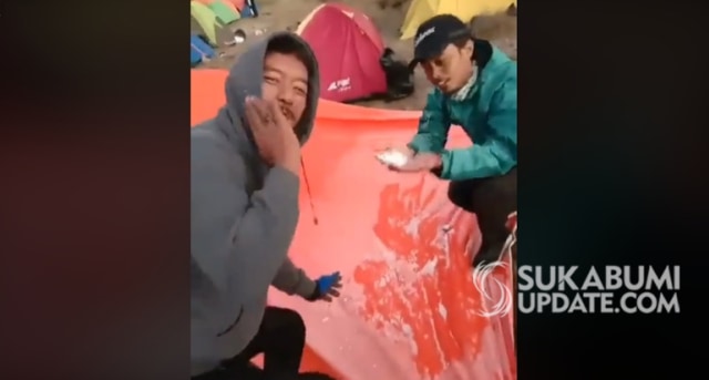 Puncak Gunung Gede Pangrango Kini Bersalju