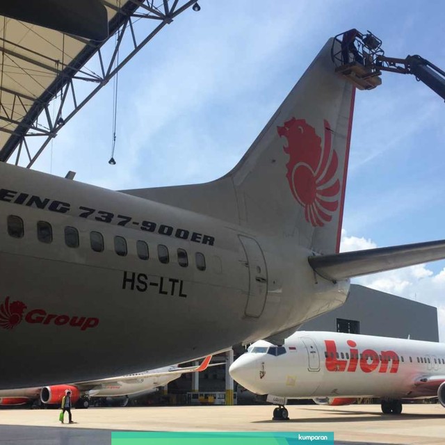 Teknisi sedang mengecek dan merawat pesawat di hanggar Batam Aero Technic (BAT), Batam, milik Lion Air Group. Foto: Ema Fitriyani/kumparan