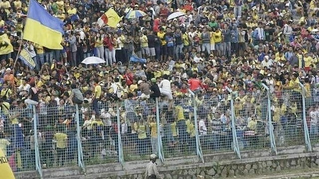 Benteng mania, pendukung Persikota Tangerang. Foto: Instagram /@persikota.fansfanatic