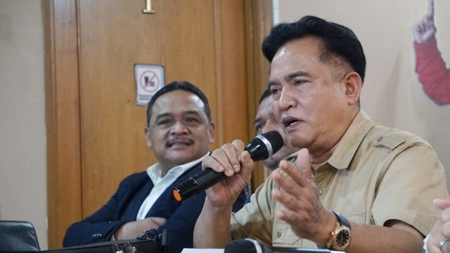 Yusril Ihza Mahendra (kanan) saat konferensi pers terkait putusan MK. Foto: Jamal Ramadhan/kumparan