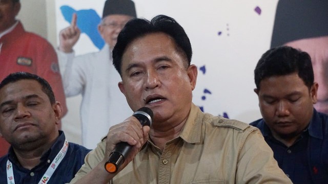 Ketua tim hukum TKN, Yusril Ihza Mahendra (tengah) saat konferensi pers terkait putusan MK. Foto: Jamal Ramadhan/kumparan