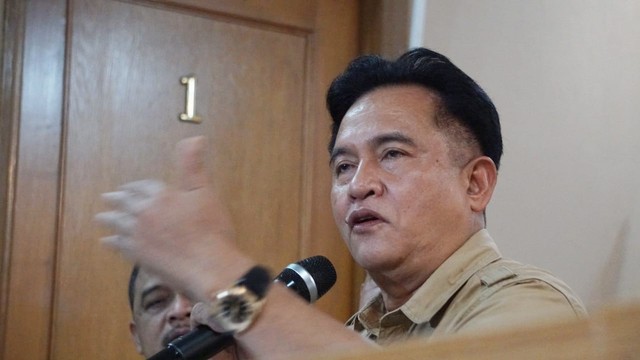 Yusril Ihza Mahendra (kanan) saat konferensi pers terkait putusan MK. Foto: Jamal Ramadhan/kumparan
