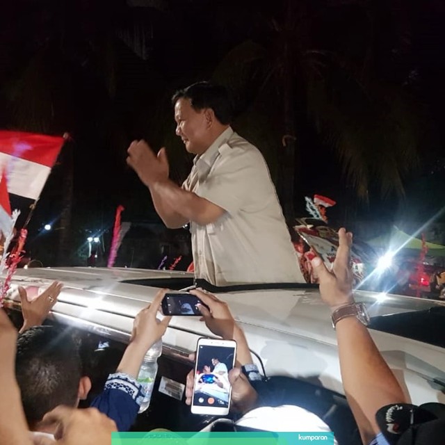 Prabowo disambut pendukung setianya saat meningglkan Kertanegara. Foto: Paulina Herasmarindar/kumparan
