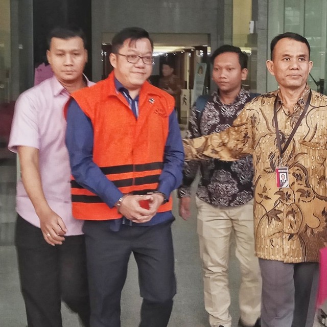 Pemegang saham PT Bintuni Energy persada (BEP) David manibui (kedua kiri) usai meninggalkan Gedung KPK. Foto: Helmi Afandi Abdullah/kumparan