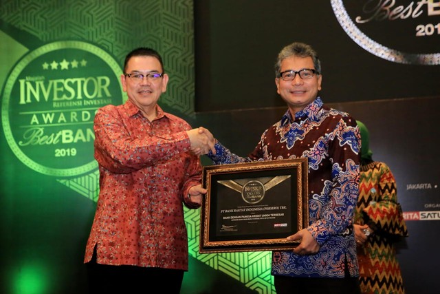 Wakil Direktur Utama BRI, Sunarso, mewakili Bank BRI menerima penghargaan khusus di bidang UMKM dari Majalah Investor di Jakarta, Jumat (28/6) Foto: Dok. BRI