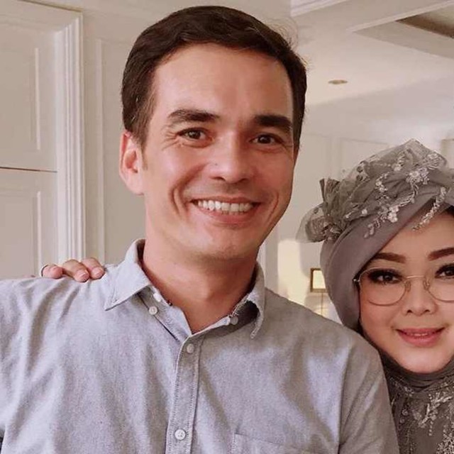 Rina Gunawan (kanan) dan suami, Teddy Syah (kiri). Foto: Instagram/@rinagunawan28