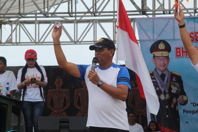 Bupati Kaimana Drs. Matias Mairuma, membuka jalan santai dalam rangka HUT Polri. Foto:Arfat/balleo-kumparan