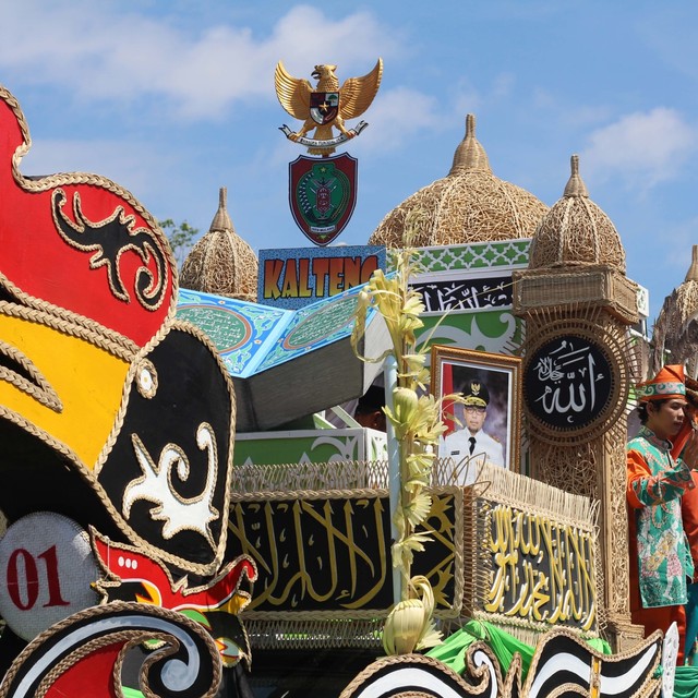 Kendaraan pawai dari Provinsi Kalimantan Tengah. Foto: Teri