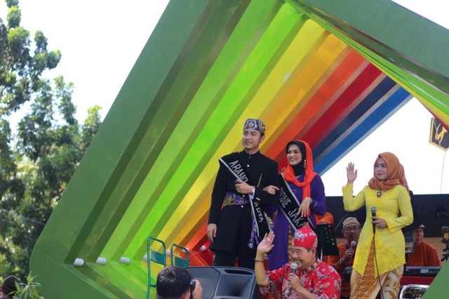 Pelawak Madit beserta Abang None Jakarta di atas kendaraan pawai Ta'aruf dari DKI Jakarta. Foto: Teri