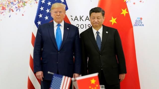Presiden Amerika Serikat Donald Trump (kiri) bertemu dengan Presiden China Xi Jinping (kanan) pada pertemuan bilateral di KTT G20 di Osaka, Jepang. Foto: REUTERS / Kevin Lamarque