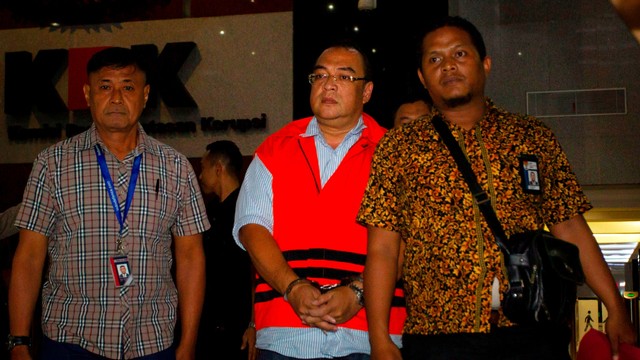 Asisten Bidang Tindak Pidana Umum (Aspidum) Kejaksaan Tinggi (Kejati) DKI Jakarta Agus Winoto mengenakan rompi tahanan seusai menjalani pemeriksaan di gedung KPK, Jakarta, Sabtu (29/6). Foto: ANTARA FOTO/Dhemas Reviyanto.