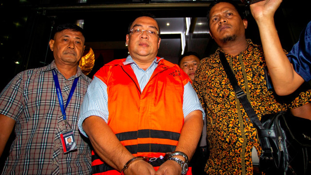 Asisten Bidang Tindak Pidana Umum (Aspidum) Kejaksaan Tinggi (Kejati) DKI Jakarta Agus Winoto mengenakan rompi tahanan seusai menjalani pemeriksaan di gedung KPK, Jakarta, Sabtu (29/6). Foto: ANTARA FOTO/Dhemas Reviyanto.