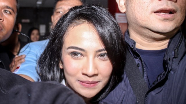Artis Vanessa Angel (tengah) keluar dari Rutan Kelas I Surabaya di Medaeng, Sidoarjo, Jawa Timur, Minggu (30/6). Foto: ANTARA FOTO/Umarul Faruq