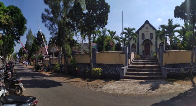 Suasana gereja di Desa Peniwen, Kromengan, Kabupaten Malang.(foto : Gigih Mazda/Tugu Malang).