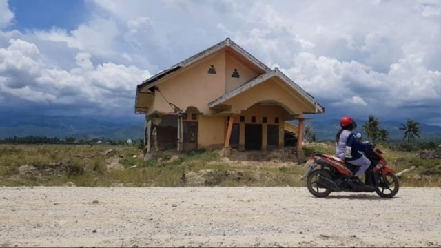 Salah satu rumah warga di Jono Oge, Kabupaten Sigi yang mengalami rusak berat akibat bencana gempa bumi dan likuefaksi melanda wilayah ini pada 28 September 2018. Foto: Dok. PaluPoso