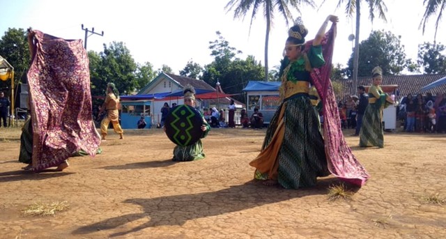 Penampilan tari Nganjang Ka Leuwi di Milangkala Lingkung Seni Wayang Golek Pancanaka ke-23 di Desa Pasirpanjang, Kecamatan Ciracap, Kabupaten Sukabumi. | Sumber Foto:Ragil Gilang