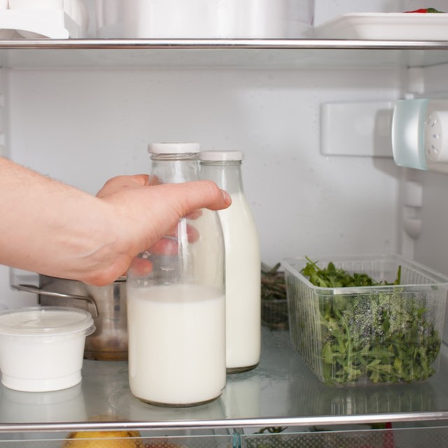 Ilustrasi Menyimpan Susu di Dalam Kulkas Foto: Shutterstock/EKramar