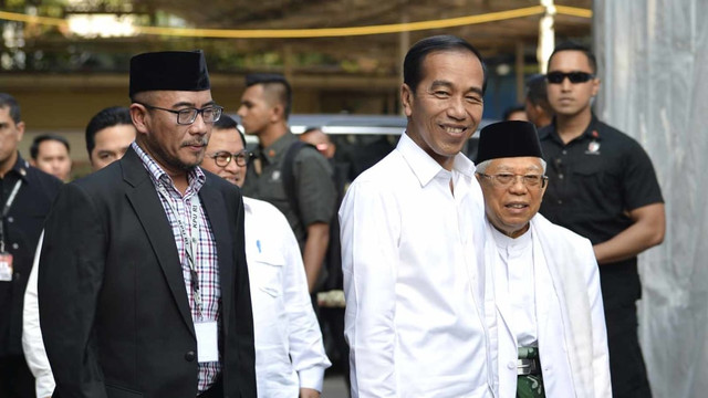Joko Widodo (kedua kiri) dan K.H. Ma'ruf Amin disambut  Hasyim Asy'ari (kiri) tiba di kantor KPU, Jakarta, Minggu (30/6). Foto: ANTARA FOTO/Nova Wahyudi