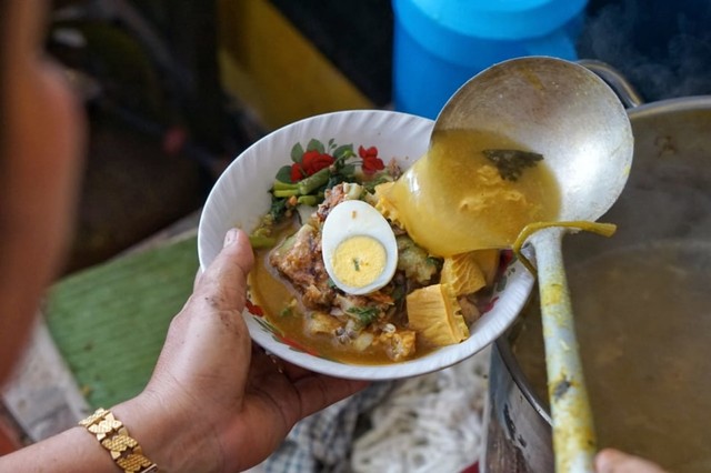 Rujak Soto, perpaduan antara Rujak dan Soto. Foto : @hobimakan.banyuwangi