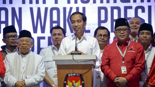 Presiden dan Wakil Presiden terpilih periode 2019-2024, Joko Widodo (tengah) dan KH Ma'ruf Amin didampingi pimpinan partai Koalisi Indonesia kerja memberikan keterangan pers di gedung KPU, Jakarta, Minggu (30/6). Foto: ANTARA FOTO/Puspa Perwitasari