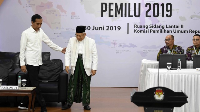 Presiden dan Wakil Presiden terpilih periode 2019-2024, Joko Widodo (kiri) dan KH Ma'ruf Amin menghadiri Rapat Pleno Terbuka Penetapan Pasangan Calon Presiden dan Wakil Presiden Terpilih Pemilu 2019 di gedung KPU, Jakarta, Minggu (30/6). Foto: ANTARA FOTO/Puspa Perwitasari