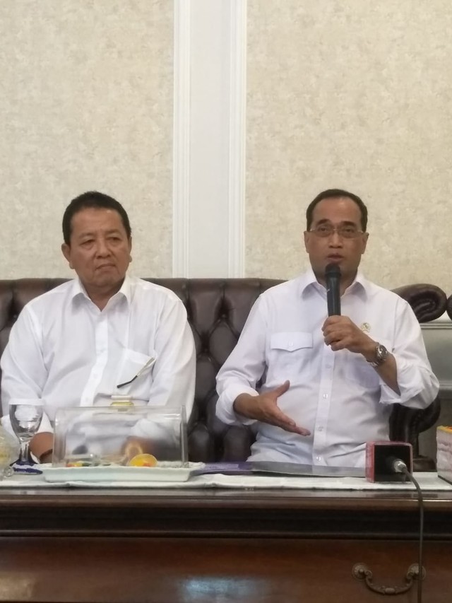 Gubernur Lampung Arinal Djunaidi (Kiri) dan Menteri Perhubungan Budi Karya Sumadi (kanan) saat konferensi pers, di Rumah Dinas Gubernur Minggu (30/6) | Foto: Rafika Restiningtias/ Lampung Geh