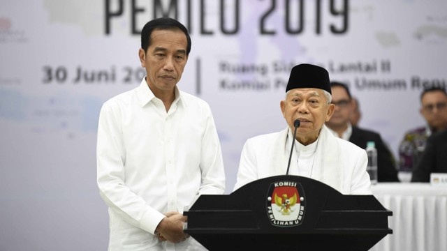Presiden dan Wakil Presiden terpilih periode 2019-2024, Joko Widodo (kiri) dan KH Ma'ruf Amin menyampaikan sambutan usai menerima surat keputusan KPU tentang Penetapan Hasil Pemilu 2019 di gedung KPU, Jakarta, Minggu (30/6). Foto: ANTARA FOTO/Puspa Perwitasari