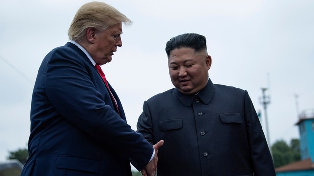 Presiden AS Donald Trump bertemu dengan pemimpin Korea Utara Kim Jong Un di zona demiliterisasi yang memisahkan kedua Korea, di Panmunjom, Korea Selatan, (30/6). Foto: AFP PHOTO/Brendan