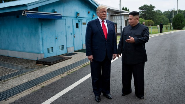 Presiden AS Donald Trump bertemu dengan pemimpin Korea Utara Kim Jong Un di zona demiliterisasi yang memisahkan kedua Korea, di Panmunjom, Korea Selatan, (30/6). Foto: AFP PHOTO/Brendan