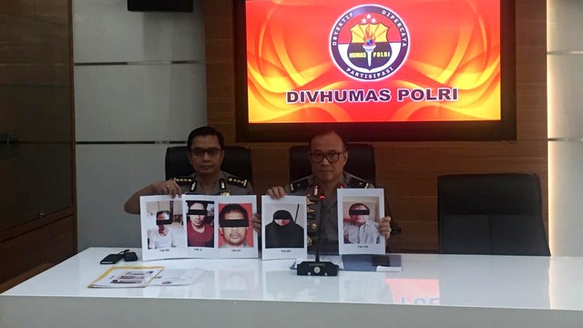 Div Humas Polri menunjukkan foto Teroris yang berhasil di amankan. Foto: Raga Imam/kumparan