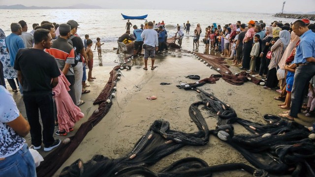 Nelayan dan para pengunjung di Pantai Gampong Jawa, Banda Aceh. Foto: Abdul Hadi/acehkini