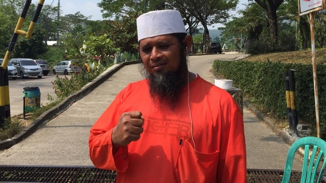 Ishak, petugas parkir yang hadang perempuan bawa anjing masuk ke masjid Al Munawaroh, Sentul City, Bogor. Foto: Luthfan Darmawan/kumparan