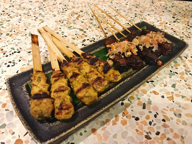 Sate be tempe dan sate lilit ayam. Foto: Toshiko/kumparan