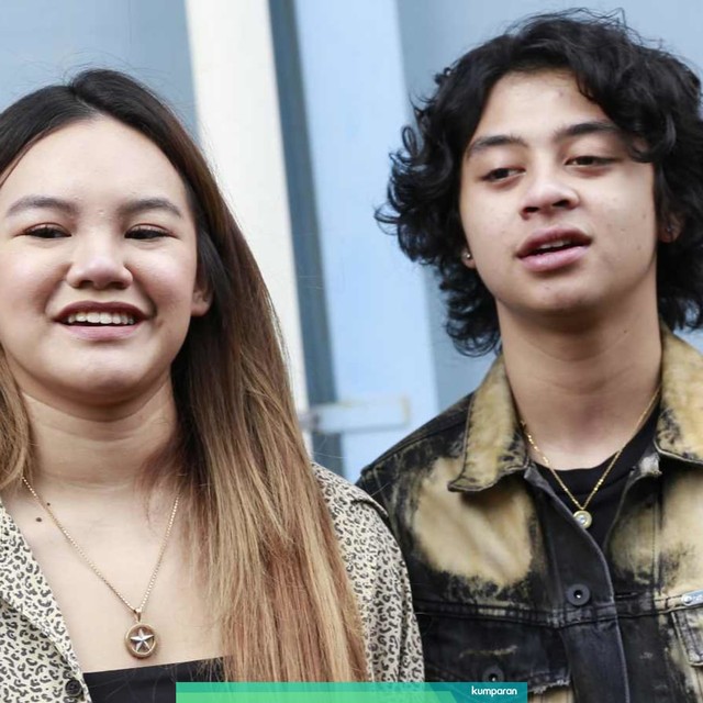 Penyanyi Bastian Steel dan Shafa Harris saat ditemui wartawan seusai mengisi acara di studio trans tv, Jakarta, Senin, (1/7). Foto: Dok. Ronny