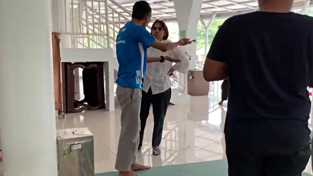 Seorang ibu yang mengamuk di Masjid Sentul, Bogor. Foto: Dok. Istimewa