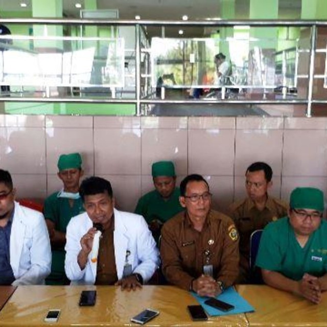 Dirut RSUD M Sani memberikan siaran keterangan pers usai operasi tumor otak terhadap Elandra Dwiguna, didampingi Kadinkes, dan tim dokter bedah. 