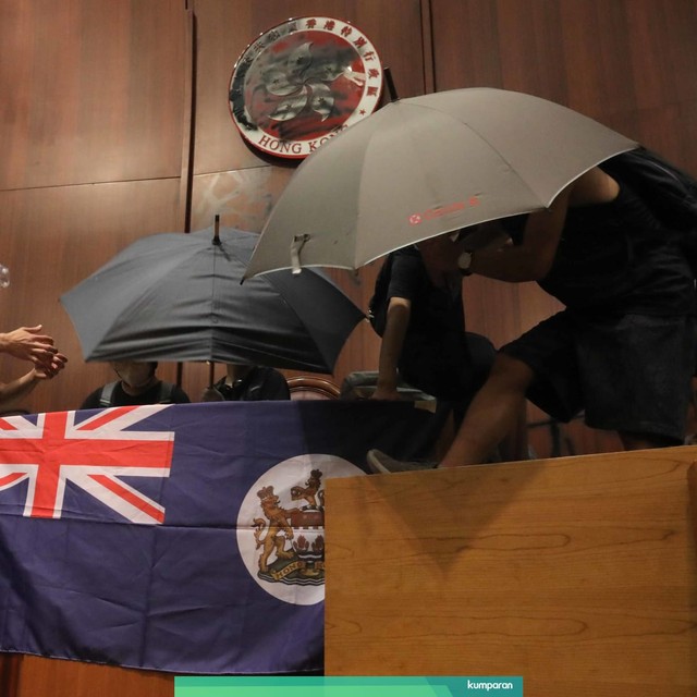 Pengunjuk rasa memasang bendera British Hong Kong di gedung parlemen Hong Kong. Foto: AFP/Viviek Prakash
