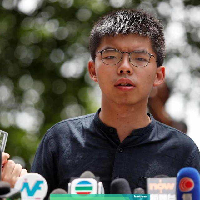 Aktivis demokrasi Hong Kong, Joshua Wong berbicara di luar gedung Dewan Legislatif di Hong Kong, Selasa (2/7). Foto: REUTERS/Jorge Silva