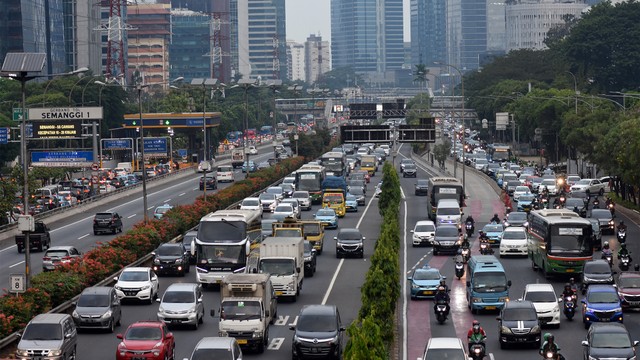 Kendaraan bermotor melaju tersendat akibat terjebak kemacetan di kawasan Gatot Subroto. Foto: ANTARA FOTO/Indrianto Eko Suwarso