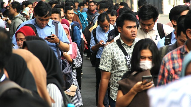 Sejumlah pengunjung antre masuk ke bursa kerja Mega Career Expo 2019 di Stadion Utama Gelora Bung Karno, Jakarta (2/7). Foto: Nugroho Sejati/kumparan