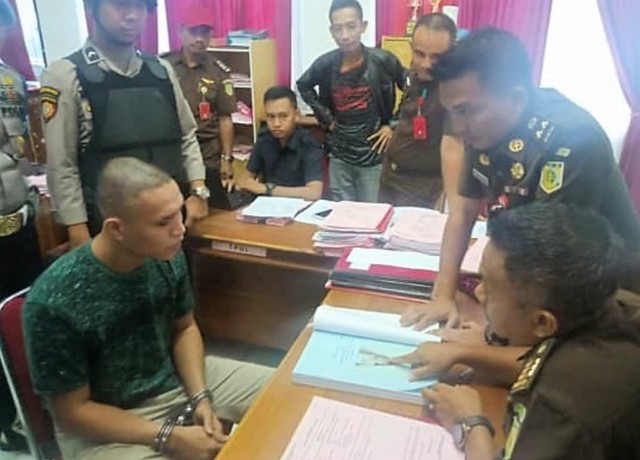 Adrianus saat berada di Kejari Kendari untuk pemeriksaan lebih lanjut, Selasa (2/7). Foto: Istimewa