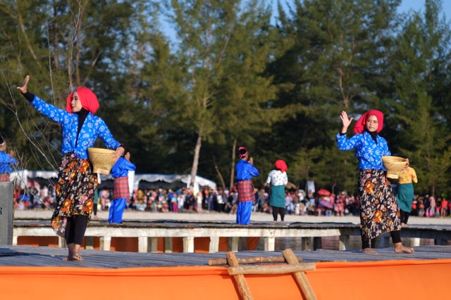 Penonton dapat melihat Festival Titik Temu Belitung 2019 ini sambil menikmati matahari terbenam di pantai Gusong Bugis. Foto: Dok. GOJEK