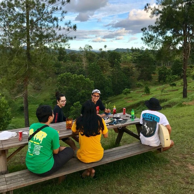 Maria dan temannya menikmati wisata Puncak Tahlut dengan pemandangan alam yang asri. Foto: Dok. Hi!Pontianak